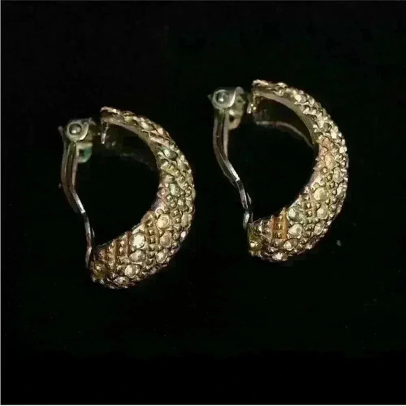 VINTAGE SPARKLING LES BERNARD SILVER TONE GLASS GEMS HALF HOOP CLIP ON EARRINGS - Picture 6 of 16